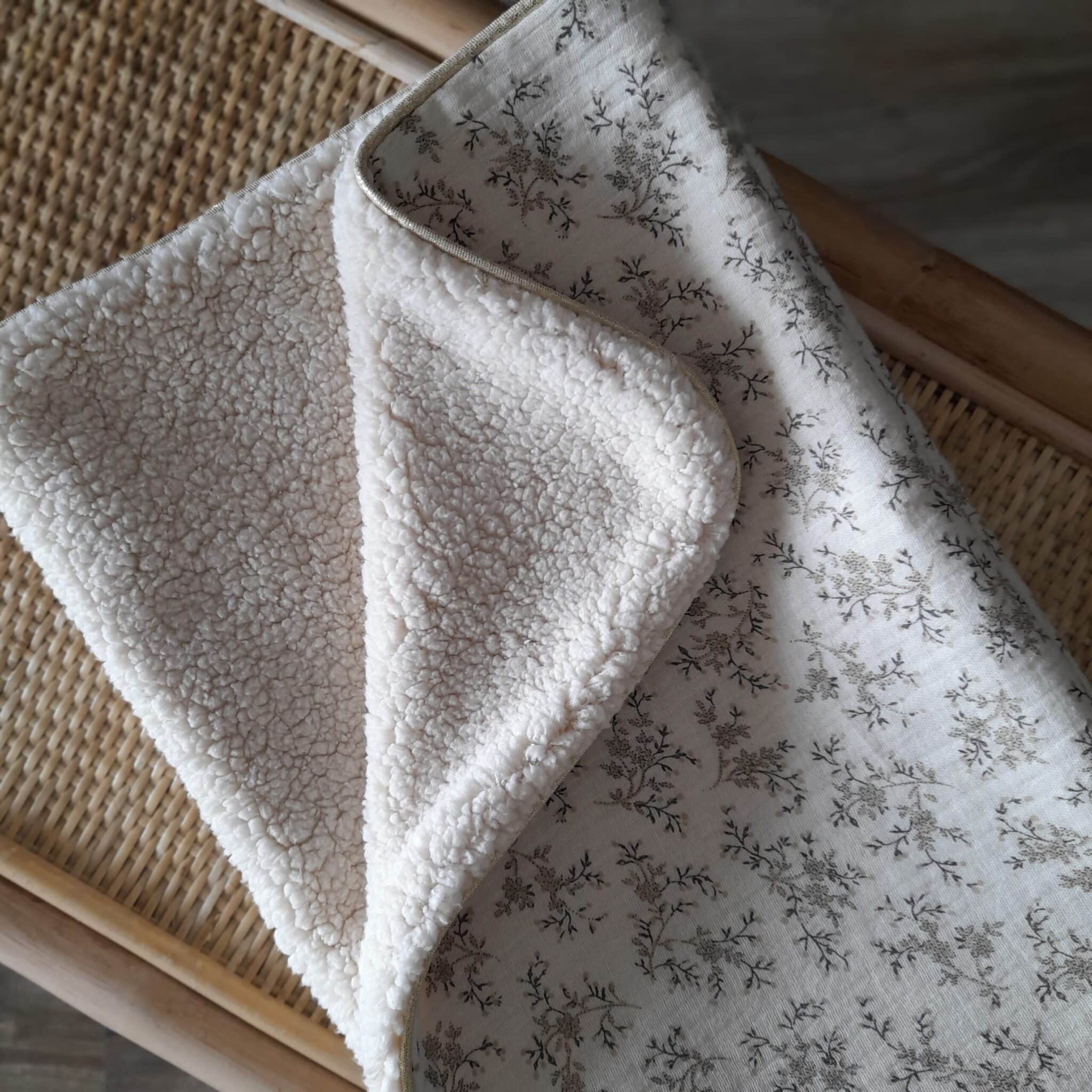 Couverture bébé imprimée fleuris – Image 3