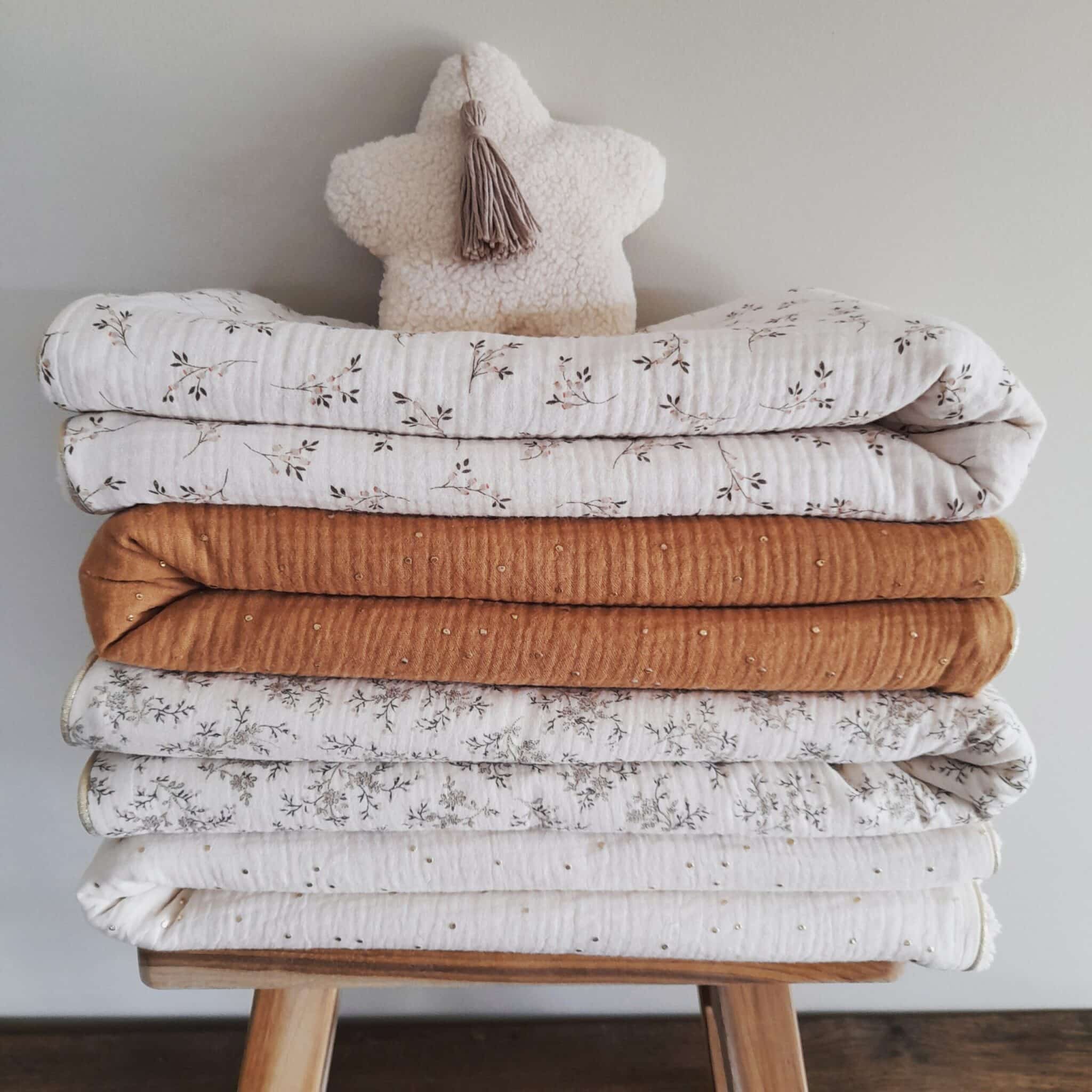 Couverture bébé uni écru pois or – Image 3
