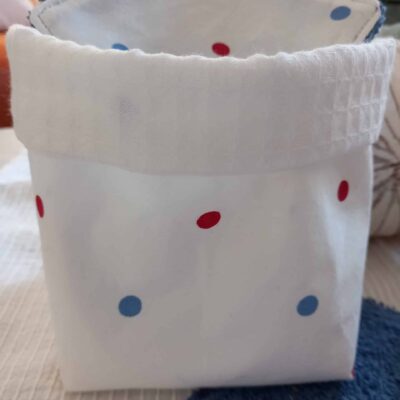 panier et lot de quatre lingettes de soins