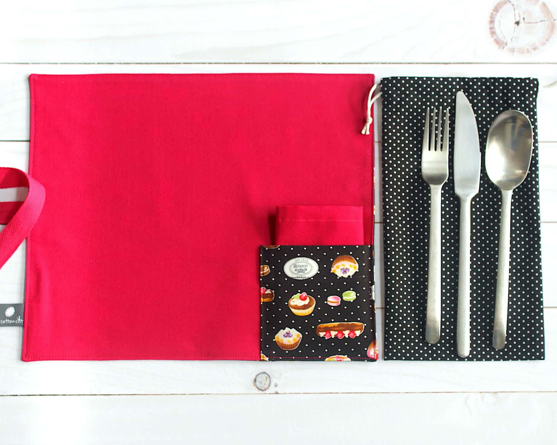 set de table et pochette couverts avec serviette