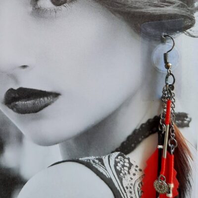 Boucles d'oreilles "Apaches", plumes naturelles et fantaisies crantées, tiges de perles fantaisies