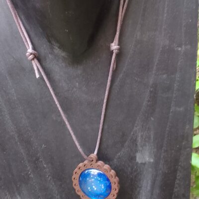collier bois et verre peint à la main pailletteé