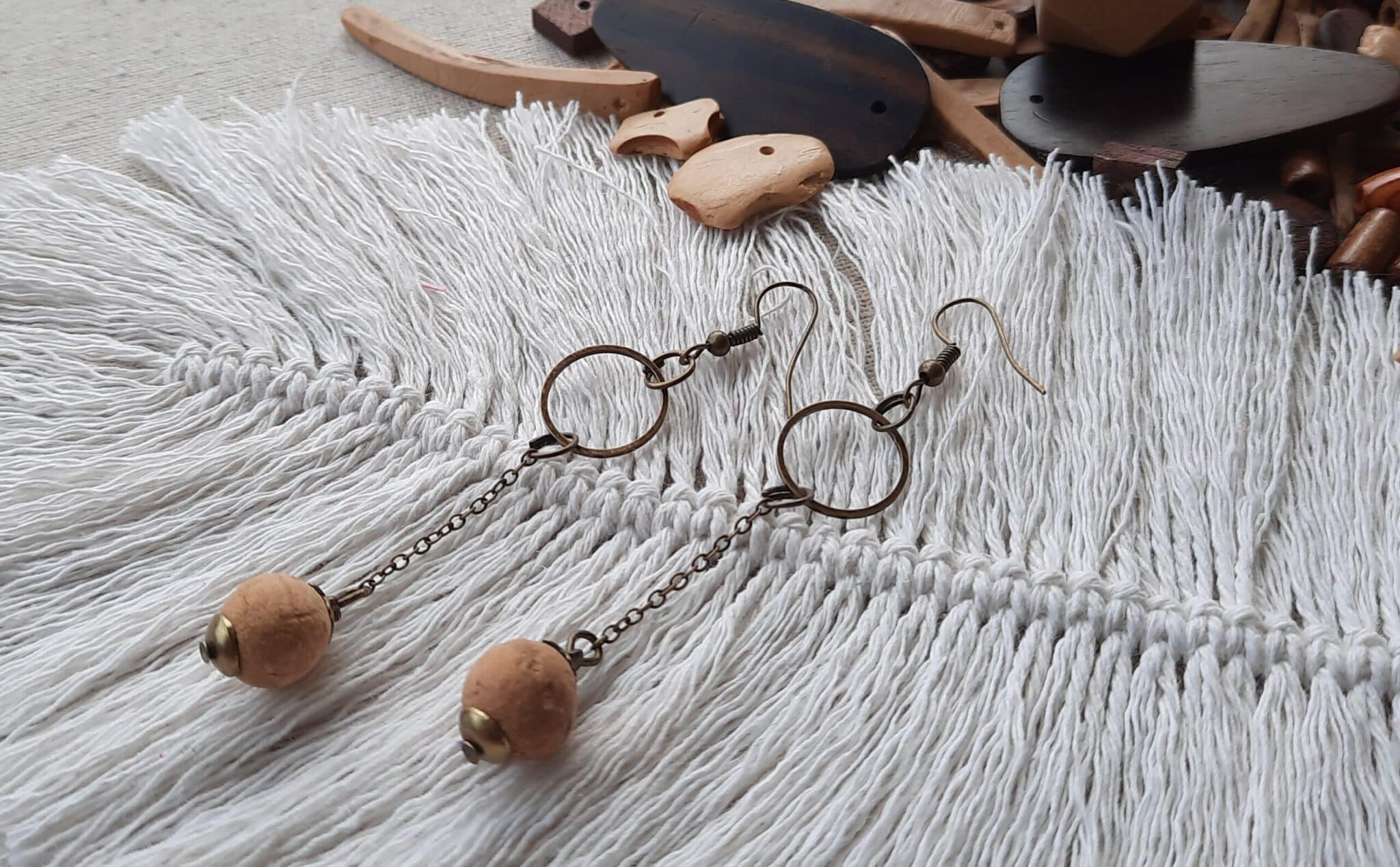 Boucles d'oreilles longues "Esprit de la Nature", anneaux en bronze et perles en liège – Image 2