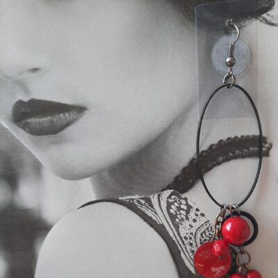 Boucles d'oreilles longues "Renaissance", créoles ovales noires et perles de verre rouges