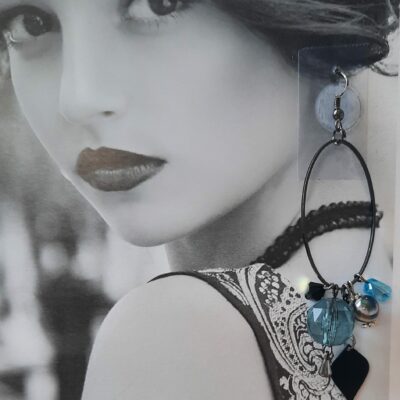 Boucles d'oreilles longues "Renaissance", créoles ovales noires et perles bleues