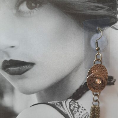 Boucles d'oreilles longues "Renaissance", estampes martelées et chaînettes en cuivre