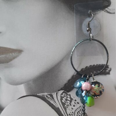 Boucles d'oreilles longues "Renaissance", créoles noires et perles fantaisies multicolores