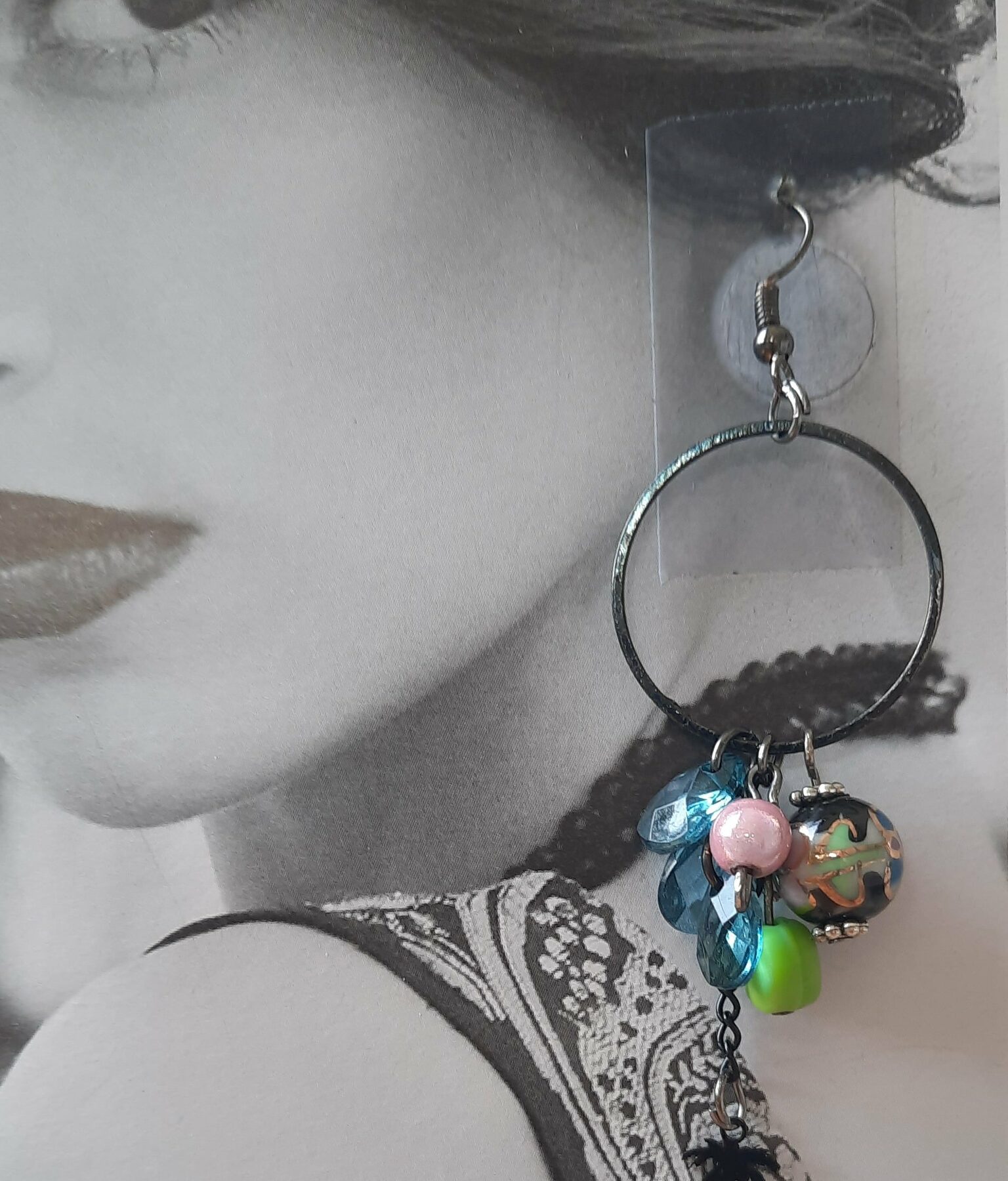Boucles d'oreilles longues "Renaissance", créoles noires et perles fantaisies multicolores