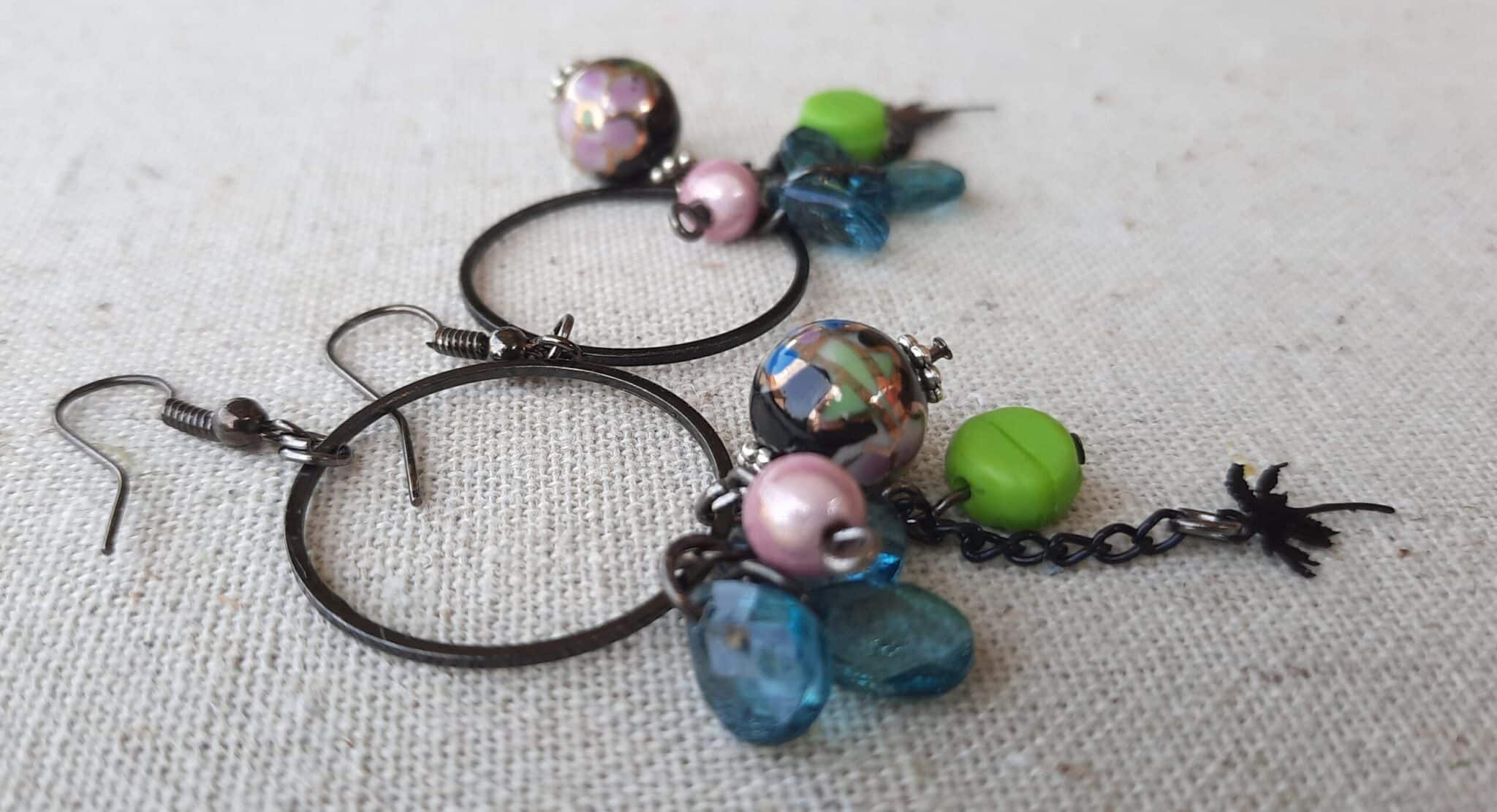 Boucles d'oreilles longues "Renaissance", créoles noires et perles fantaisies multicolores – Image 2