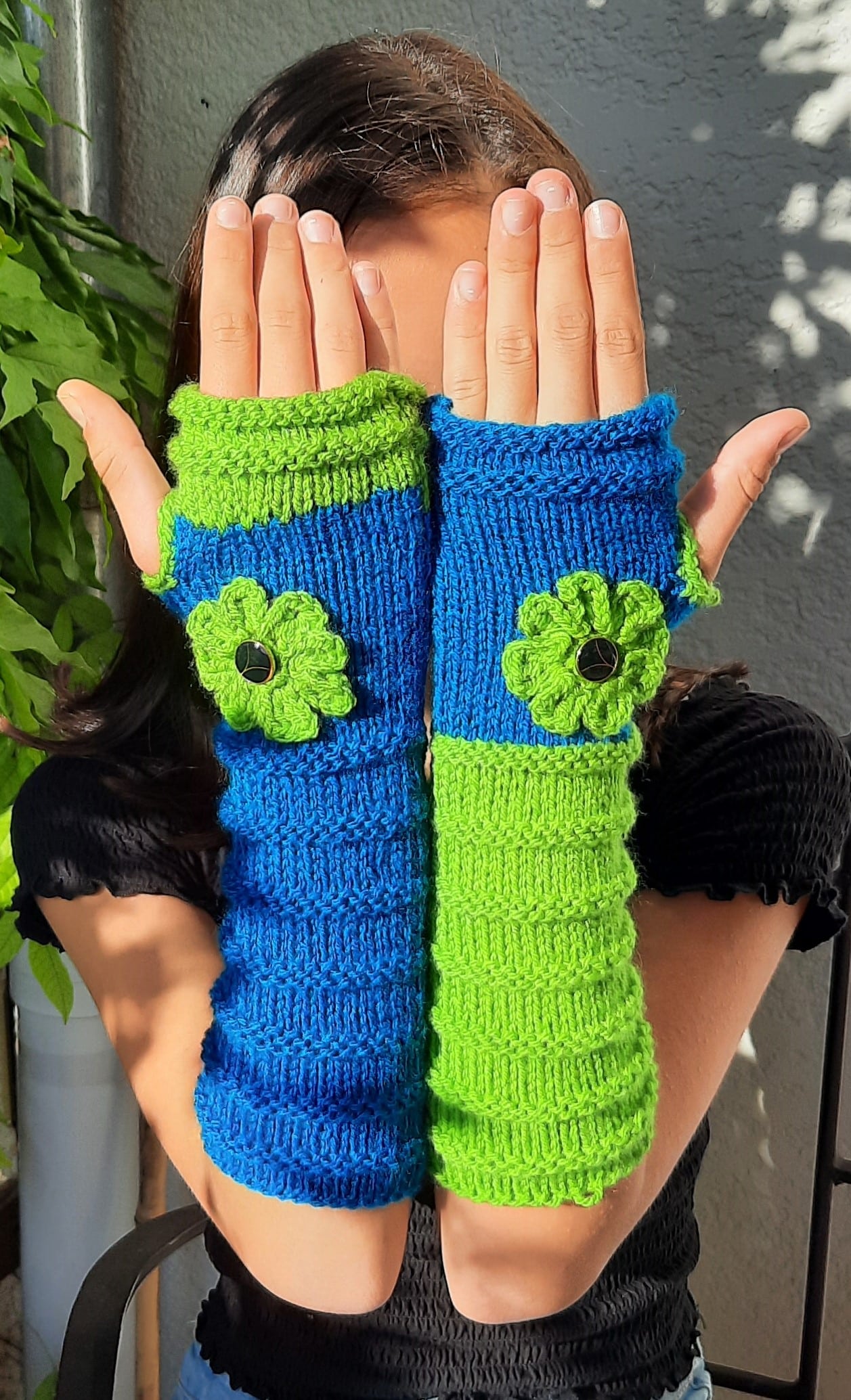 Mitaines femme laine et fleurs crochet bleu pétrole et vert fluo – Image 2