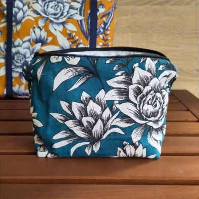 Trousse de toilette bleue fleurs