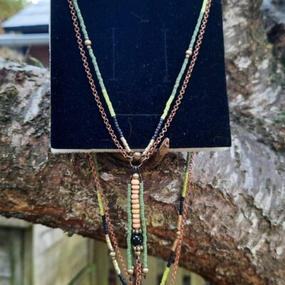 Sautoir d'inspiration Amérindienne, sautoir "Anjali", double rang, perles "miyuki" et chaîne cuivre, pendentif pompon perles et tige de perles en bois