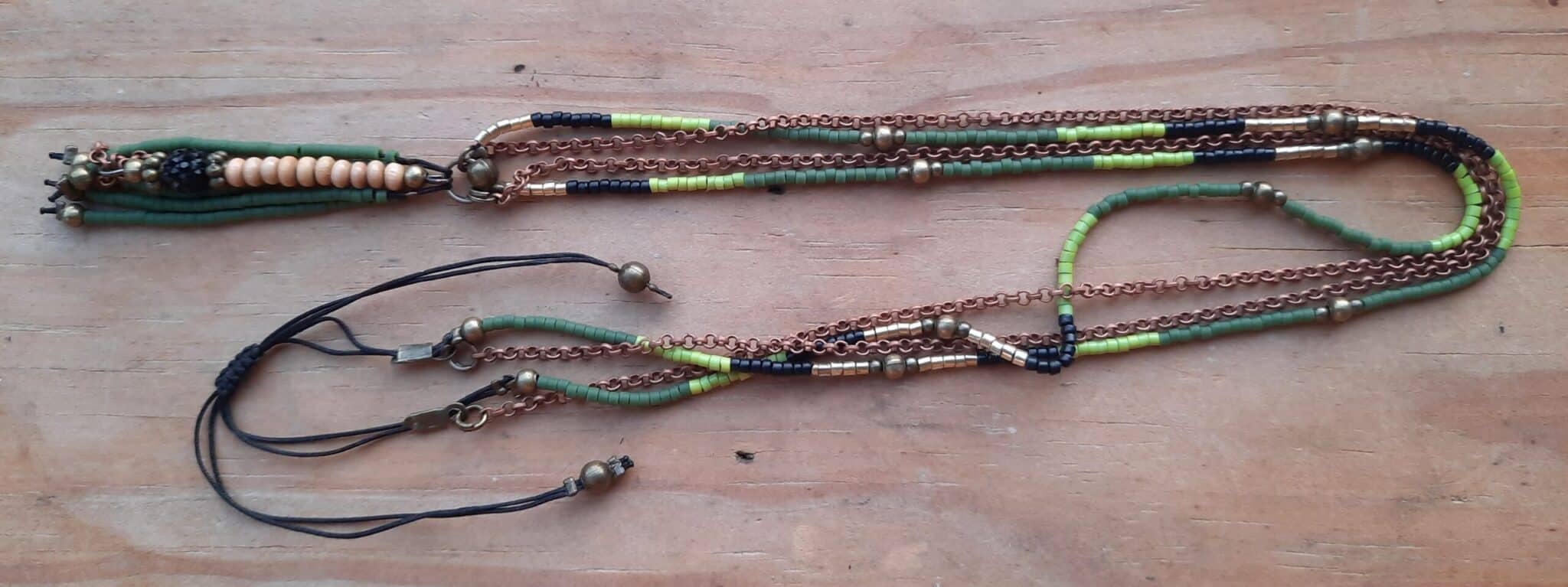 Sautoir d'inspiration Amérindienne, sautoir "Anjali", double rang, perles "miyuki" et chaîne cuivre, pendentif pompon perles et tige de perles en bois – Image 2