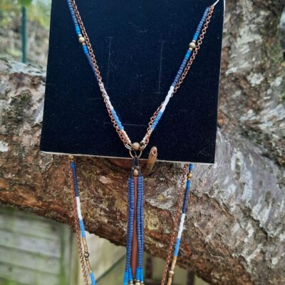 Sautoir d'inspiration Amérindienne, sautoir "Lata", double rang, perles "miyuki" et chaîne cuivre, pendentif pompon perles et breloque tube bois
