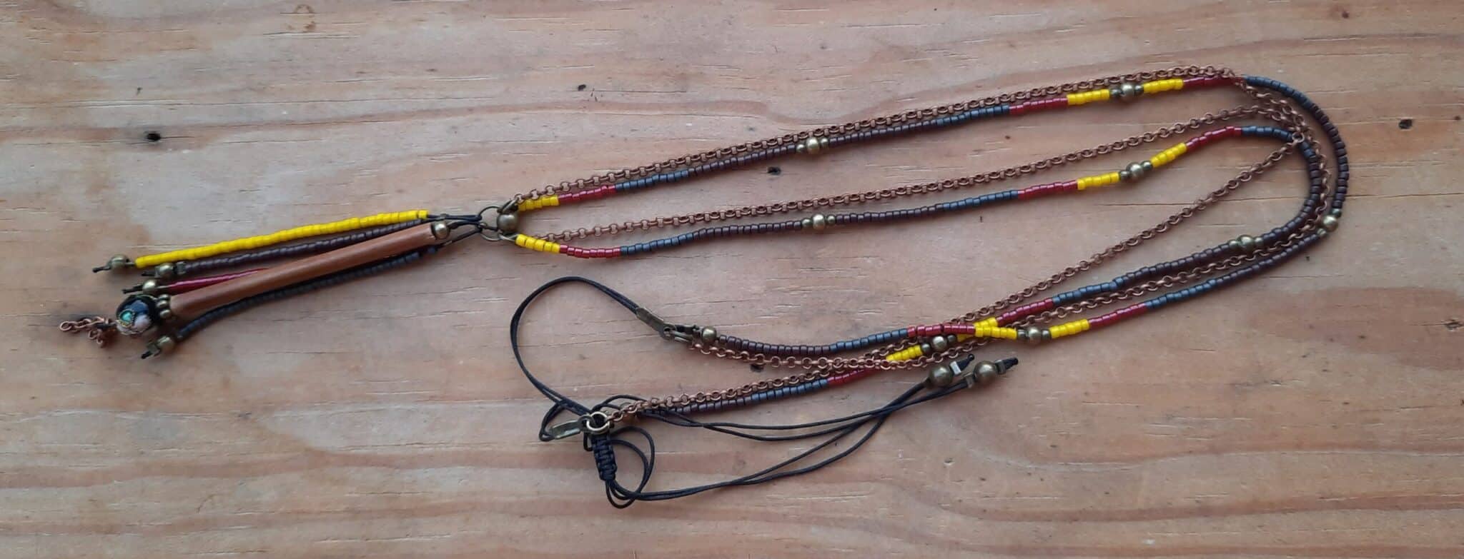 Sautoir d'inspiration Amérindienne, sautoir "Maya", double rang, perles "miyuki" et chaîne cuivre, pendentif pompon perles et breloque tube bois – Image 2
