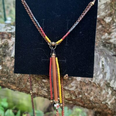 Sautoir d'inspiration Amérindienne, sautoir "Maya", double rang, perles "miyuki" et chaîne cuivre, pendentif pompon perles et breloque tube bois
