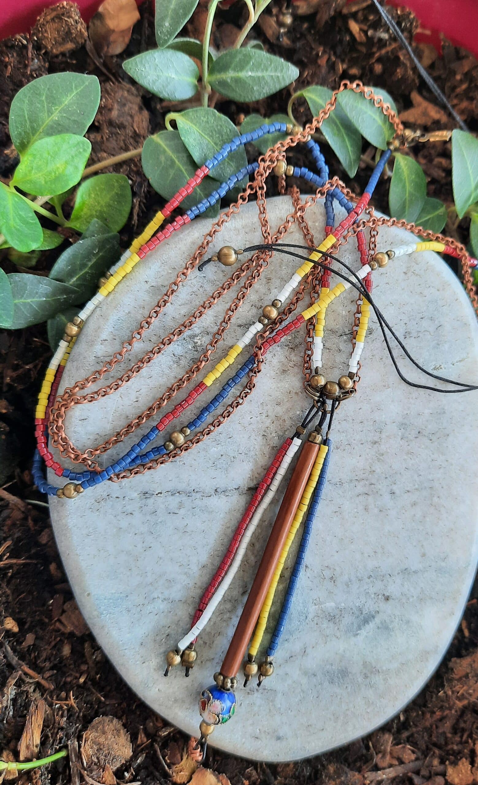 Sautoir d'inspiration Amérindienne, sautoir "Nagendra", double rang, perles "miyuki" et chaîne cuivre, pendentif pompon perles et breloque tube bois – Image 2