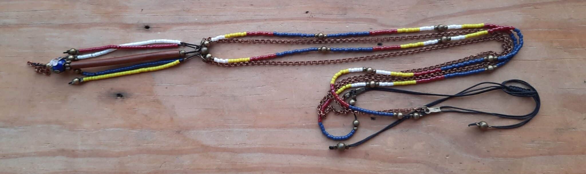 Sautoir d'inspiration Amérindienne, sautoir "Nagendra", double rang, perles "miyuki" et chaîne cuivre, pendentif pompon perles et breloque tube bois – Image 3
