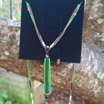 Sautoir d'inspiration Amérindienne, sautoir "Bijay", double rang, perles "miyuki" et chaîne cuivre, pendentif pompon perles et breloque tube bois