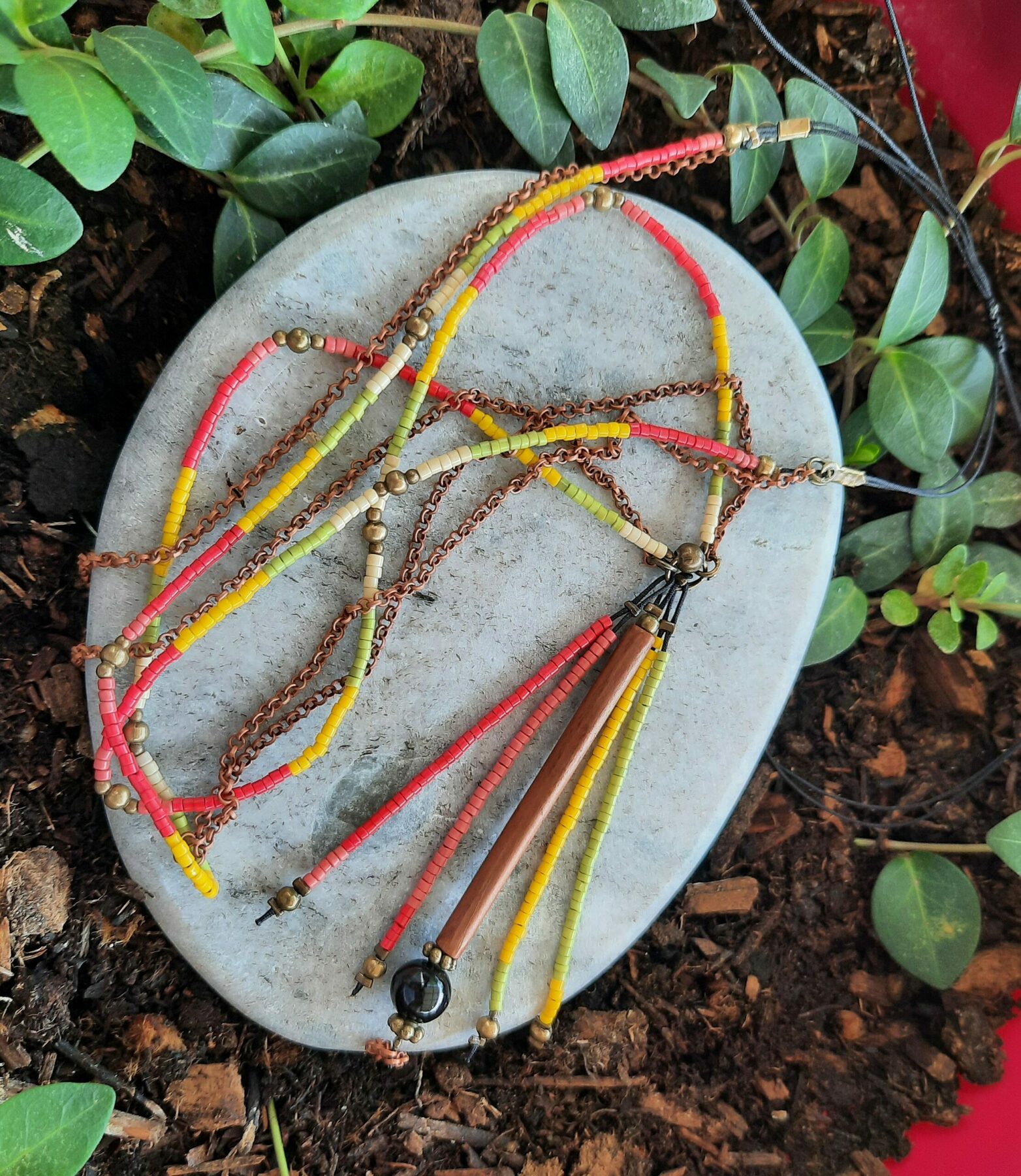Sautoir d'inspiration Amérindienne, sautoir "Chandana", double rang, perles "miyuki" et chaîne cuivre, pendentif pompon perles et breloque tube bois – Image 2