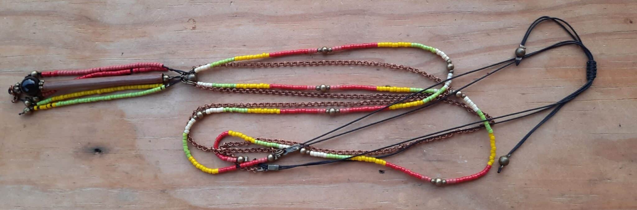 Sautoir d'inspiration Amérindienne, sautoir "Chandana", double rang, perles "miyuki" et chaîne cuivre, pendentif pompon perles et breloque tube bois – Image 3