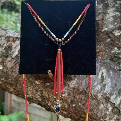 Sautoir d'inspiration Amérindienne, sautoir "Devika", double rang, perles "miyuki" et chaîne cuivre, pendentif pompon perles et breloque tube bois