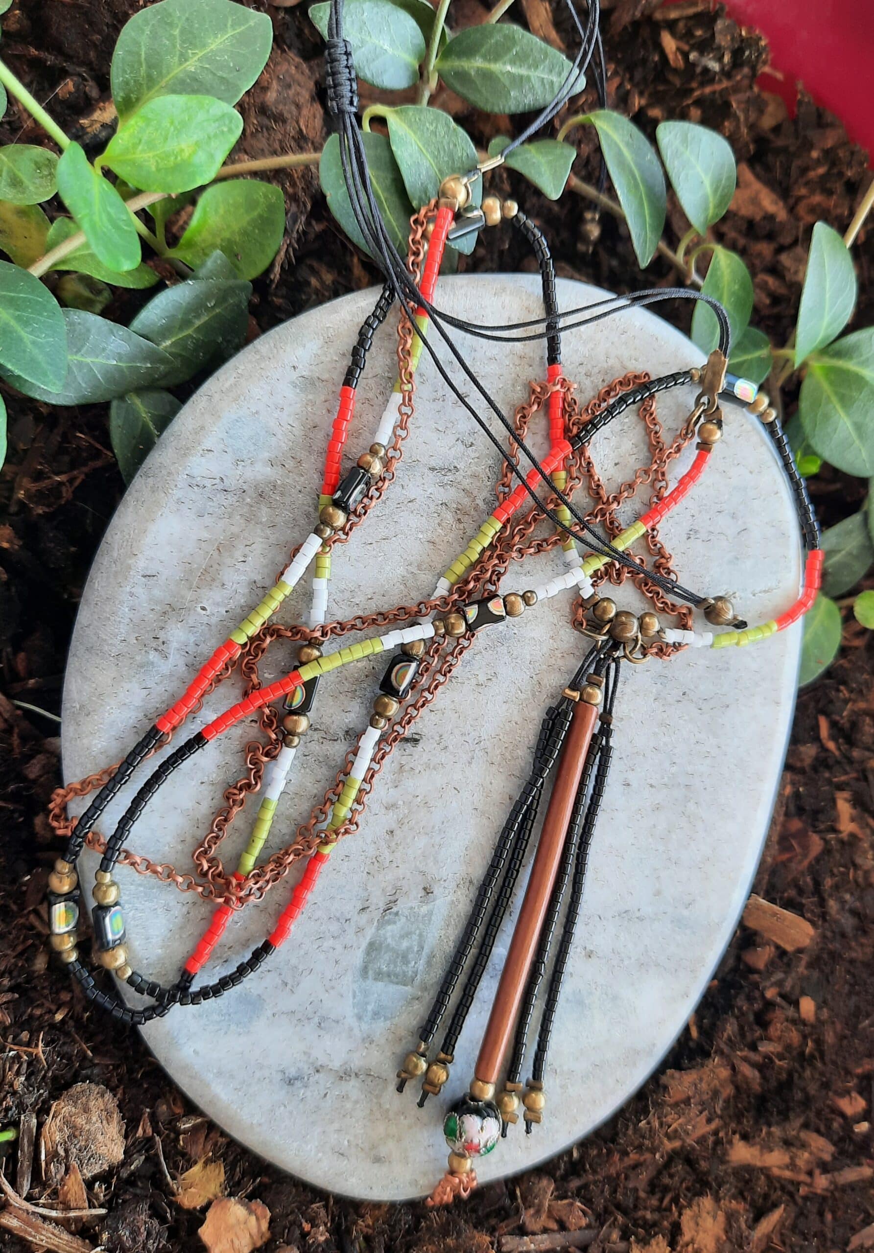 Sautoir d'inspiration Amérindienne, sautoir "Ebrahim", double rang, perles "miyuki" et chaîne cuivre, pendentif pompon perles et breloque tube bois – Image 4