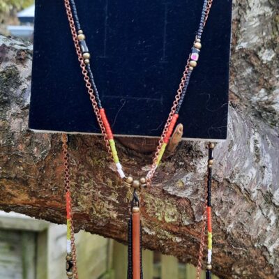 Sautoir d'inspiration Amérindienne, sautoir "Ebrahim", double rang, perles "miyuki" et chaîne cuivre, pendentif pompon perles et breloque tube bois