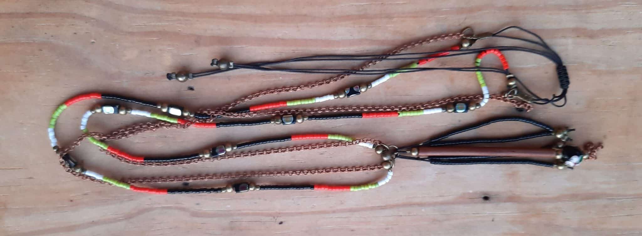 Sautoir d'inspiration Amérindienne, sautoir "Ebrahim", double rang, perles "miyuki" et chaîne cuivre, pendentif pompon perles et breloque tube bois – Image 3