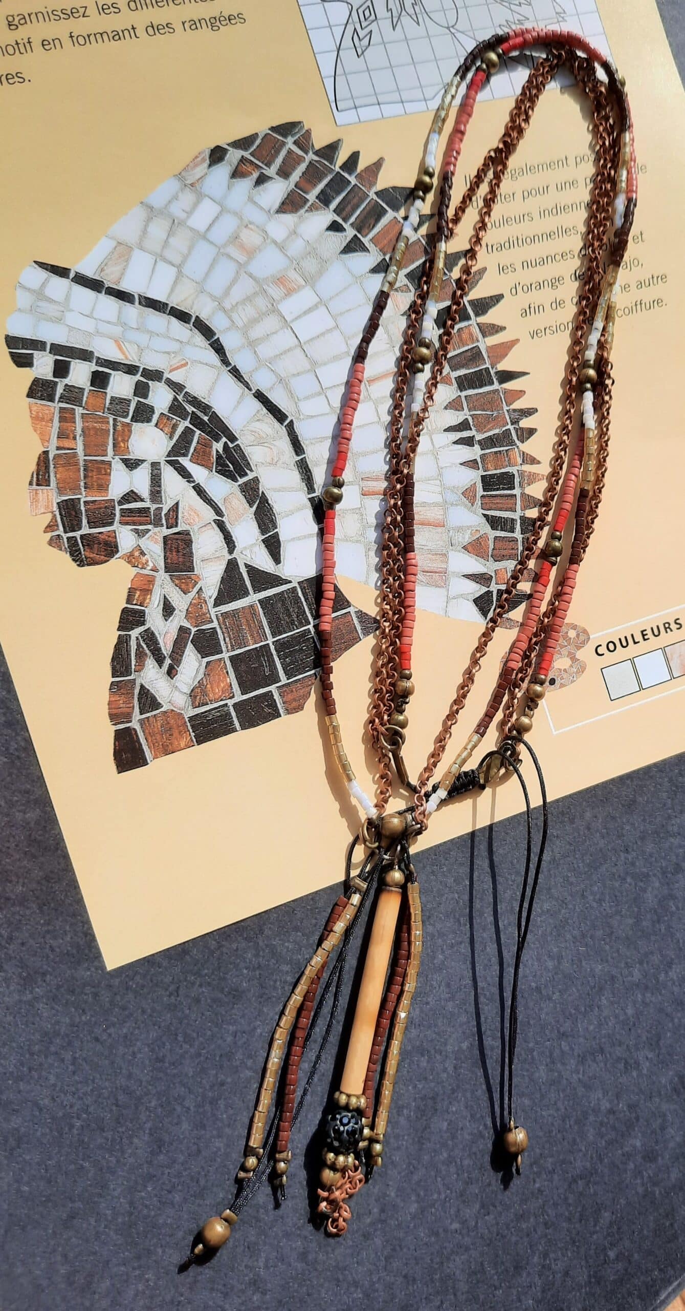 Sautoir d'inspiration Amérindienne, sautoir "Fahmida", double rang, perles "miyuki" et chaîne cuivre, pendentif pompon perles et breloque tube bambou – Image 2