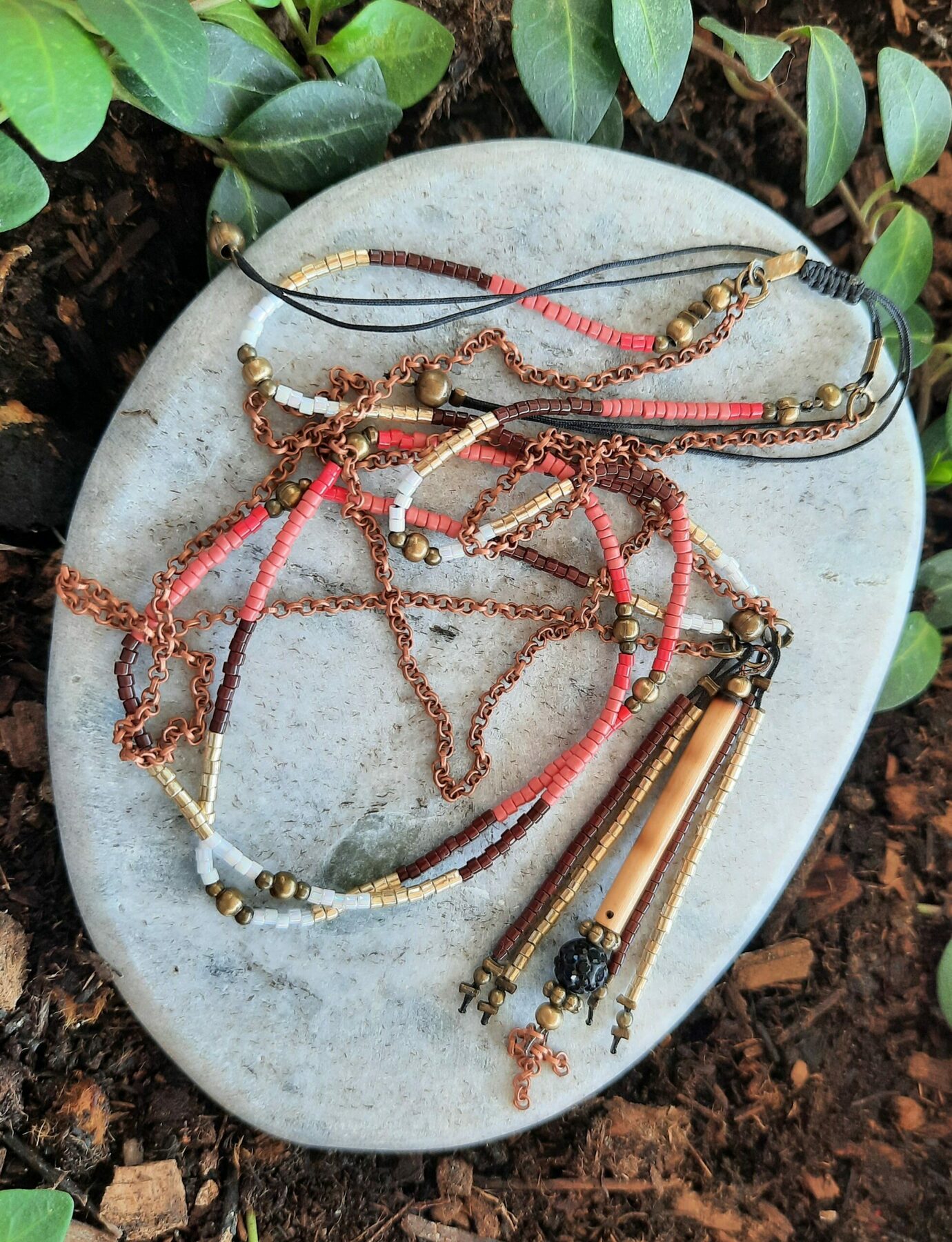 Sautoir d'inspiration Amérindienne, sautoir "Fahmida", double rang, perles "miyuki" et chaîne cuivre, pendentif pompon perles et breloque tube bambou – Image 4