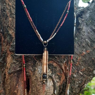 Sautoir d'inspiration Amérindienne, sautoir "Fahmida", double rang, perles "miyuki" et chaîne cuivre, pendentif pompon perles et breloque tube bambou