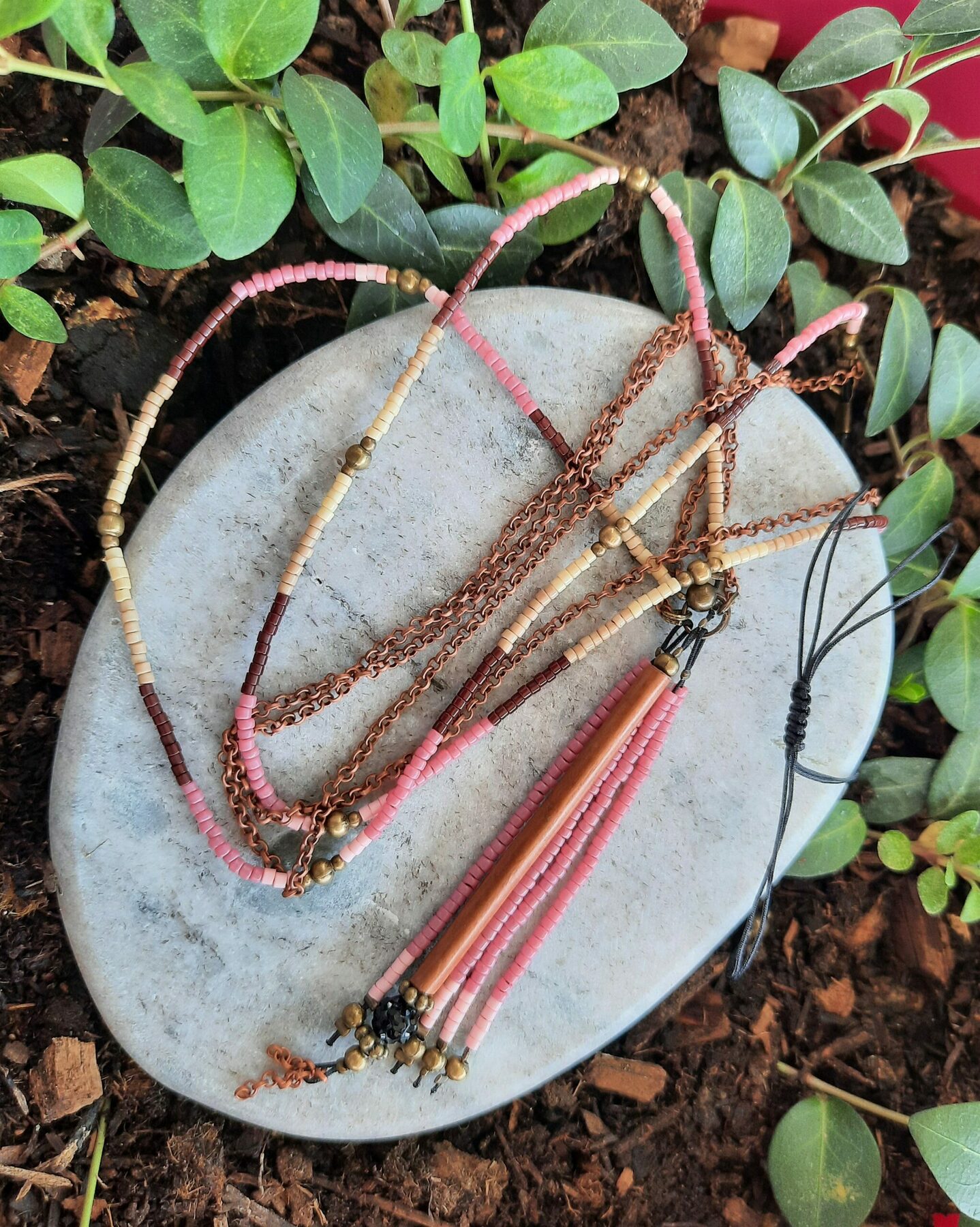 Sautoir d'inspiration Amérindienne, sautoir "Ganesha", double rang, perles "miyuki" et chaîne cuivre, pendentif pompon perles et breloque tube bois – Image 4