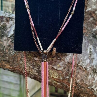 Sautoir d'inspiration Amérindienne, sautoir "Ganesha", double rang, perles "miyuki" et chaîne cuivre, pendentif pompon perles et breloque tube bois