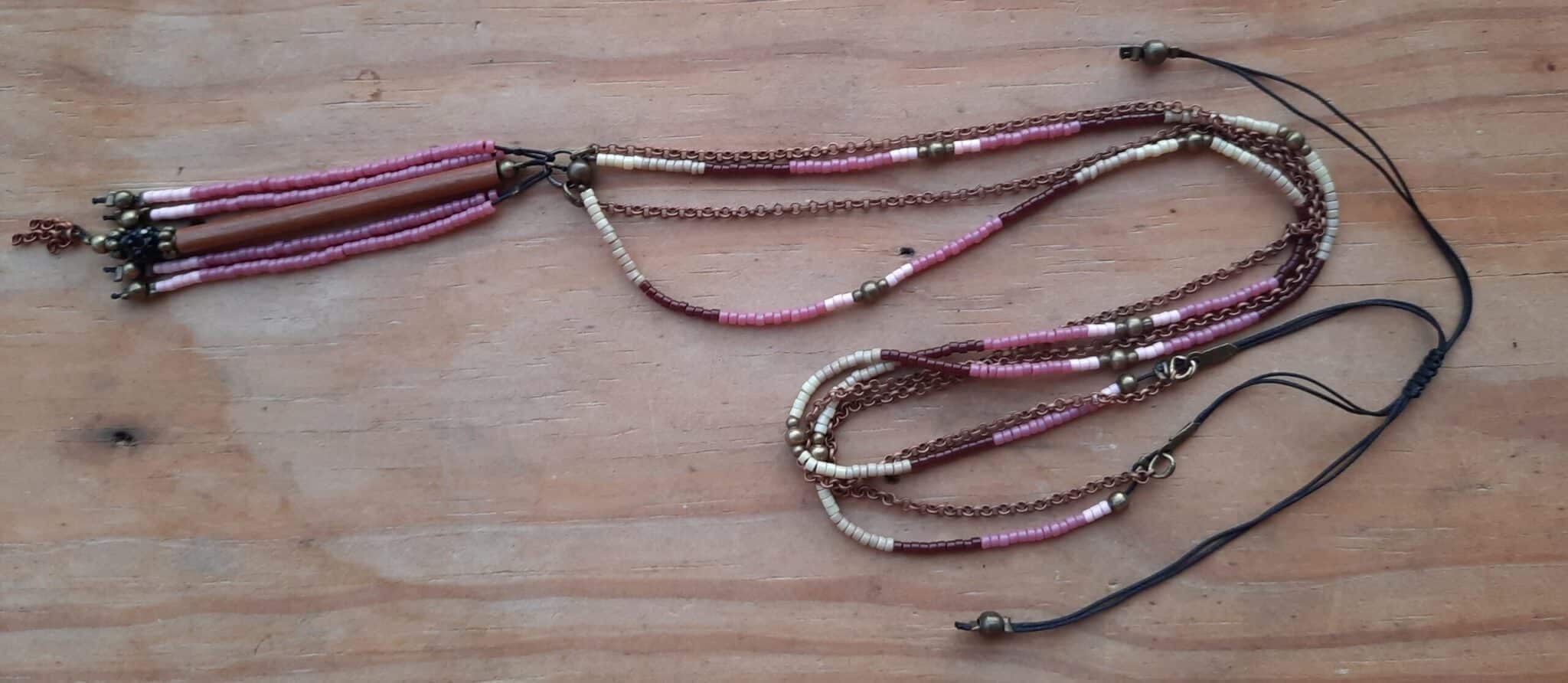 Sautoir d'inspiration Amérindienne, sautoir "Ganesha", double rang, perles "miyuki" et chaîne cuivre, pendentif pompon perles et breloque tube bois – Image 3