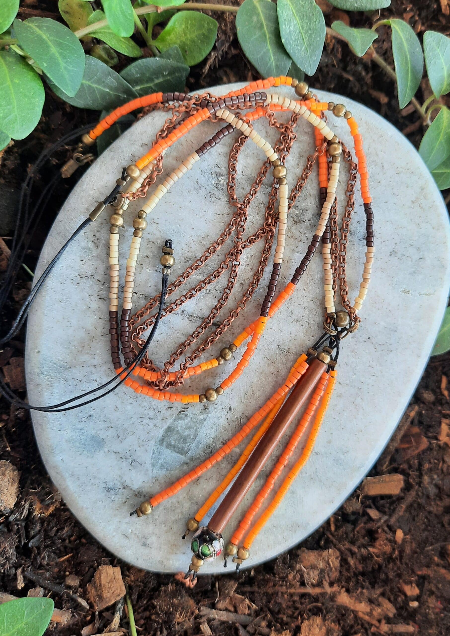 Sautoir d'inspiration Amérindienne, sautoir "Indra", double rang, perles "miyuki" et chaîne cuivre, pendentif pompon perles et breloque tube bois – Image 3