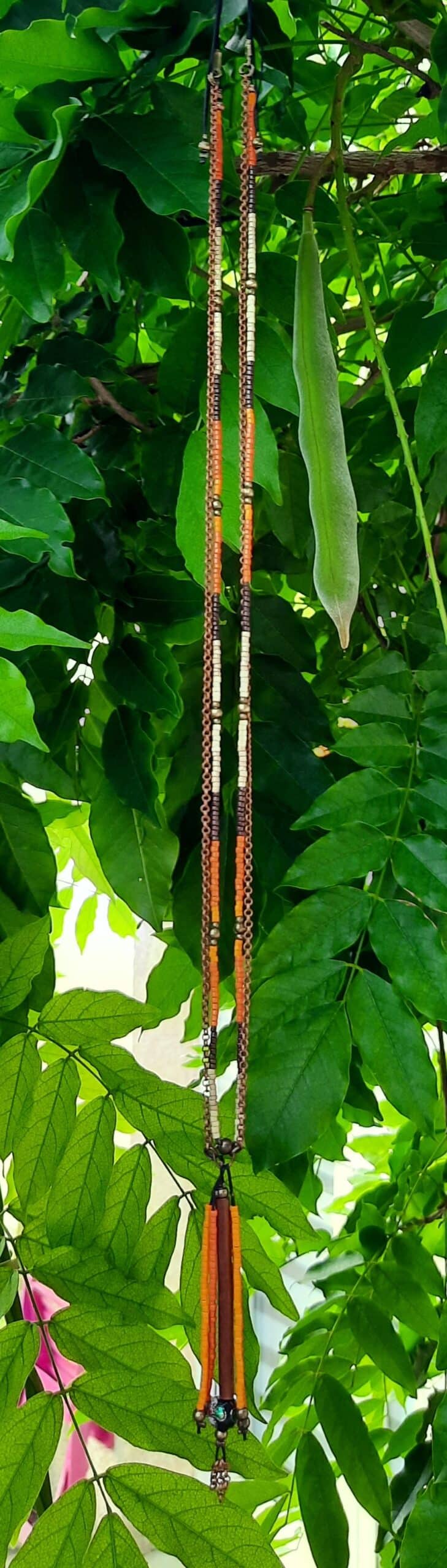 Sautoir d'inspiration Amérindienne, sautoir "Indra", double rang, perles "miyuki" et chaîne cuivre, pendentif pompon perles et breloque tube bois – Image 4