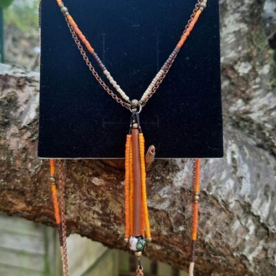 Sautoir d'inspiration Amérindienne, sautoir "Indra", double rang, perles "miyuki" et chaîne cuivre, pendentif pompon perles et breloque tube bois