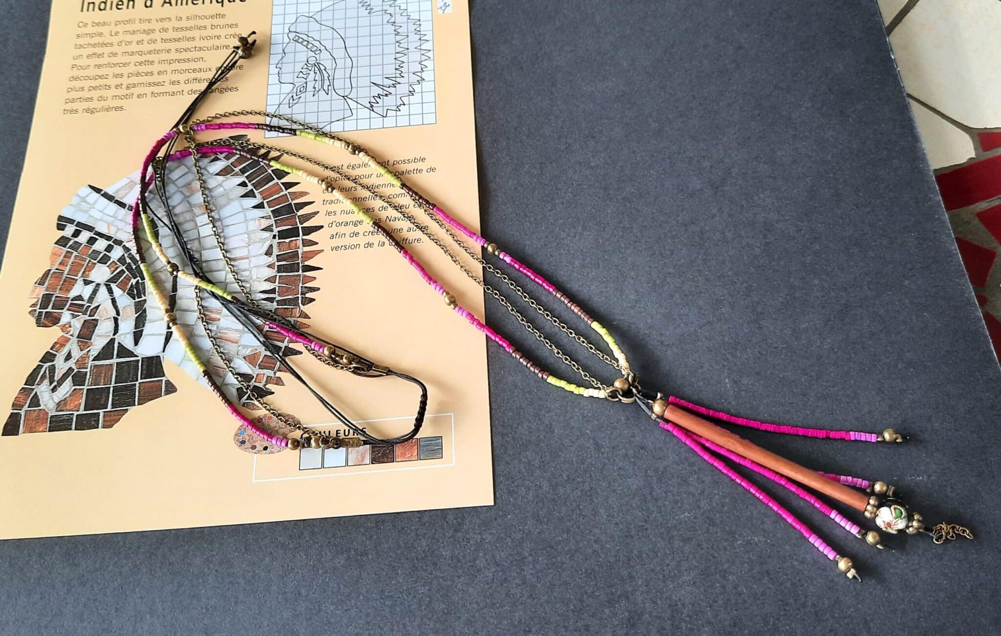 Sautoir d'inspiration Amérindienne, sautoir "Jay", double rang, perles "miyuki" et chaîne bronze, pendentif pompon perles et breloque tube bois – Image 2