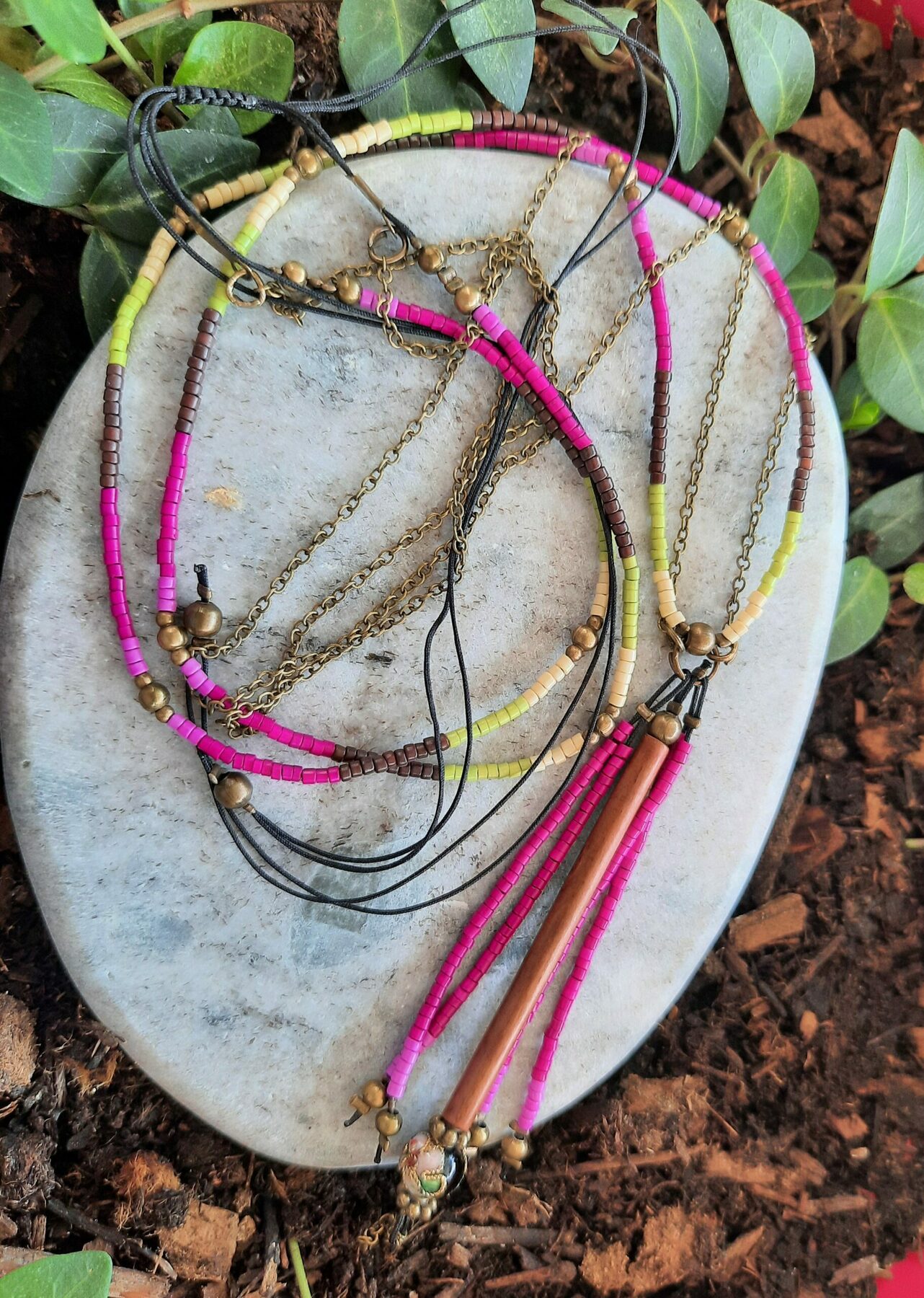 Sautoir d'inspiration Amérindienne, sautoir "Jay", double rang, perles "miyuki" et chaîne bronze, pendentif pompon perles et breloque tube bois – Image 3