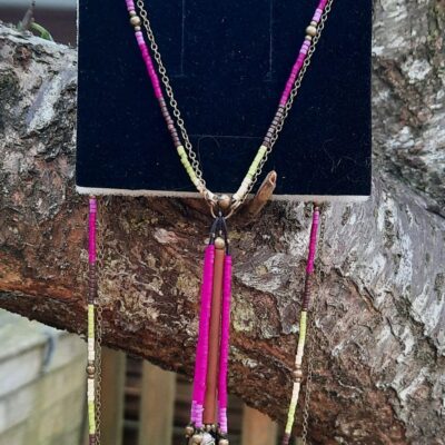 Sautoir d'inspiration Amérindienne, sautoir "Jay", double rang, perles "miyuki" et chaîne bronze, pendentif pompon perles et breloque tube bois