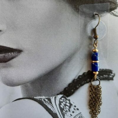 Boucles d'oreilles longues, inspiration Grecque, perles rondelles Lapis Lazuli, pompons chaînettes bronze
