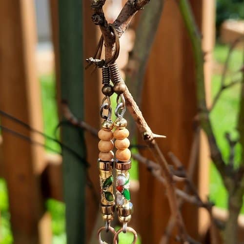 Boucles d'oreilles longues, inspiration Grecque, perles rondelles bois, perles cloisonnées, pompons chaînettes bronze – Image 2