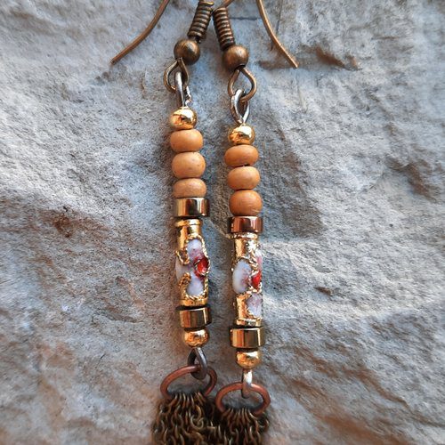 Boucles d'oreilles longues, inspiration Grecque, perles rondelles bois, perles cloisonnées, pompons chaînettes bronze – Image 3