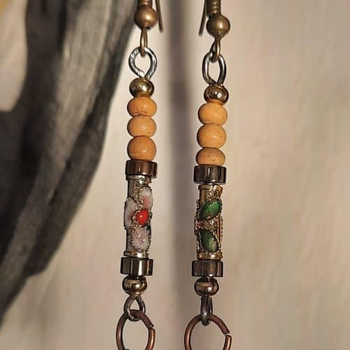 Boucles d'oreilles longues, inspiration Grecque, perles rondelles bois, perles cloisonnées, pompons chaînettes bronze – Image 4