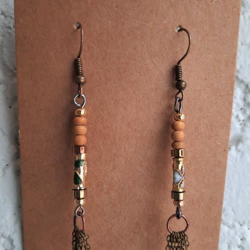 Boucles d'oreilles longues, inspiration Grecque, perles rondelles bois, perles cloisonnées, pompons chaînettes bronze – Image 5