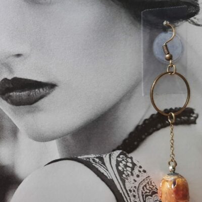 Boucles d'oreilles longues "Esprit de la Nature", créoles bronze et son bouton de rose naturelle séchée et vernie