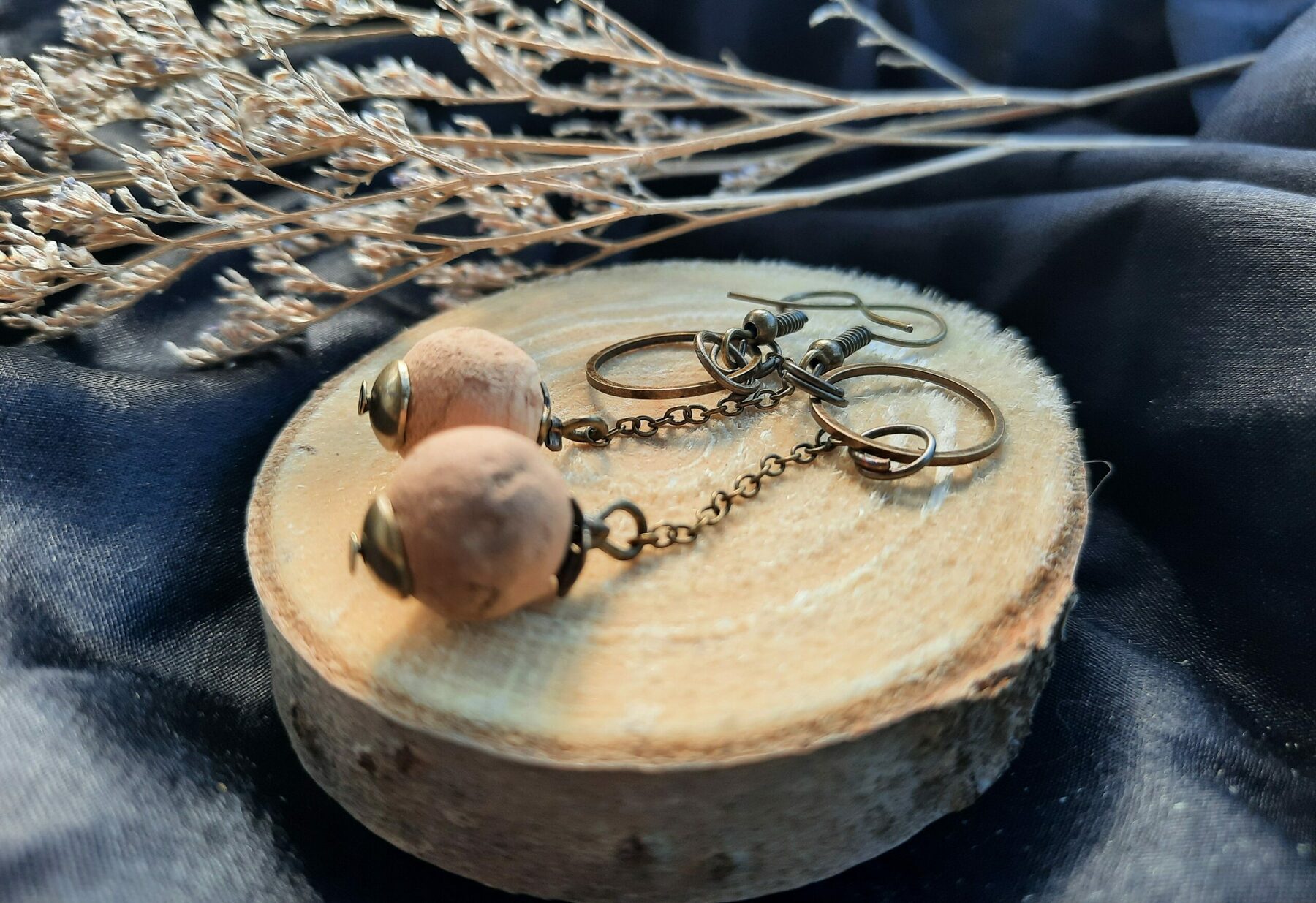 Boucles d'oreilles longues "Esprit de la Nature", créoles bronze et perles liège – Image 2