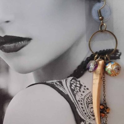 Boucles d'oreilles hétéroclites longues "Esprit de la Nature", créoles bronze et perles fantaisies colorées