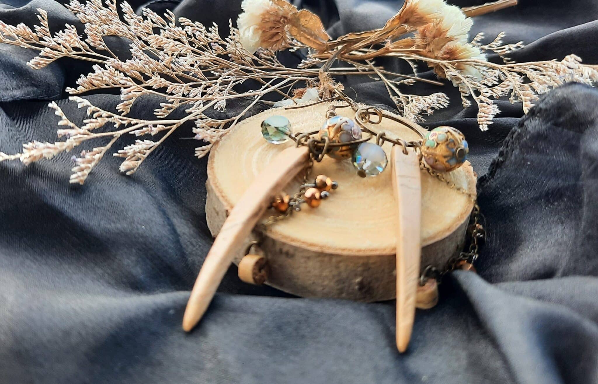 Boucles d'oreilles hétéroclites longues "Esprit de la Nature", créoles bronze et perles fantaisies colorées – Image 2